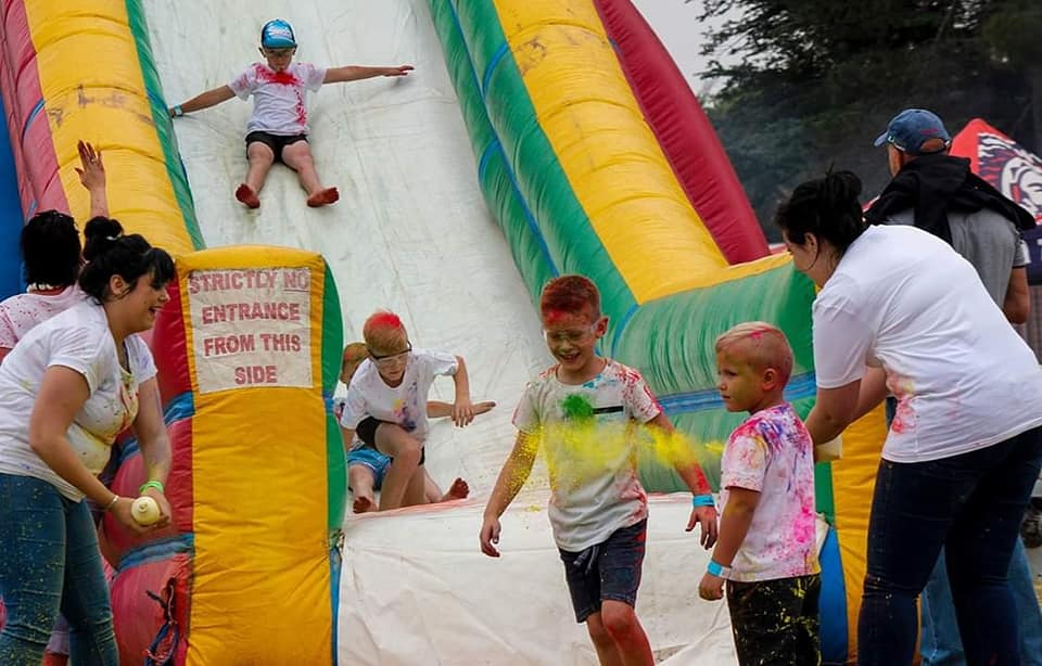 Mobile inflatable obstacle colour rush