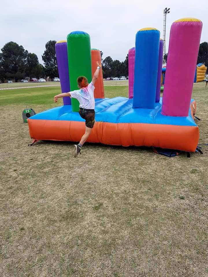 Mobile inflatable obstacle colour rush