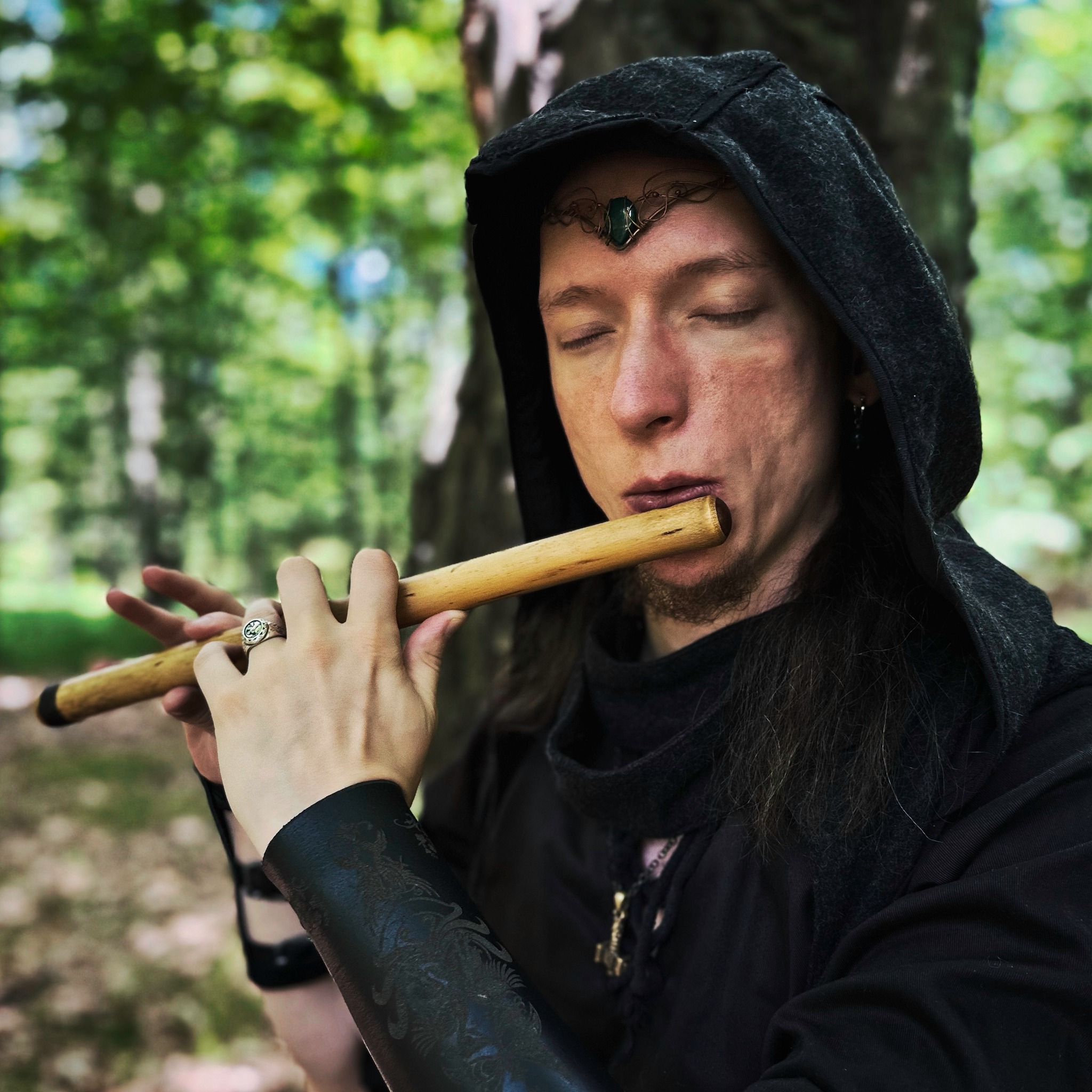 🦂 Arabian flute and frame drum in the forest. I really like how these ...