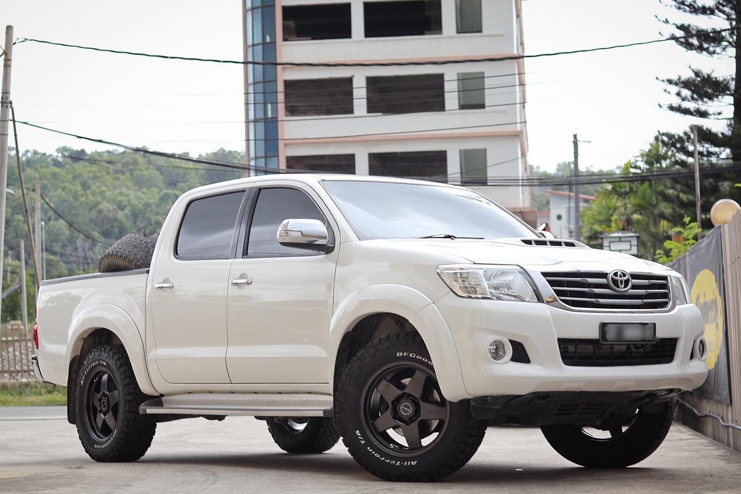 Toyota Hilux Vigo on 18” Raguna... - Global Tyres Borneo