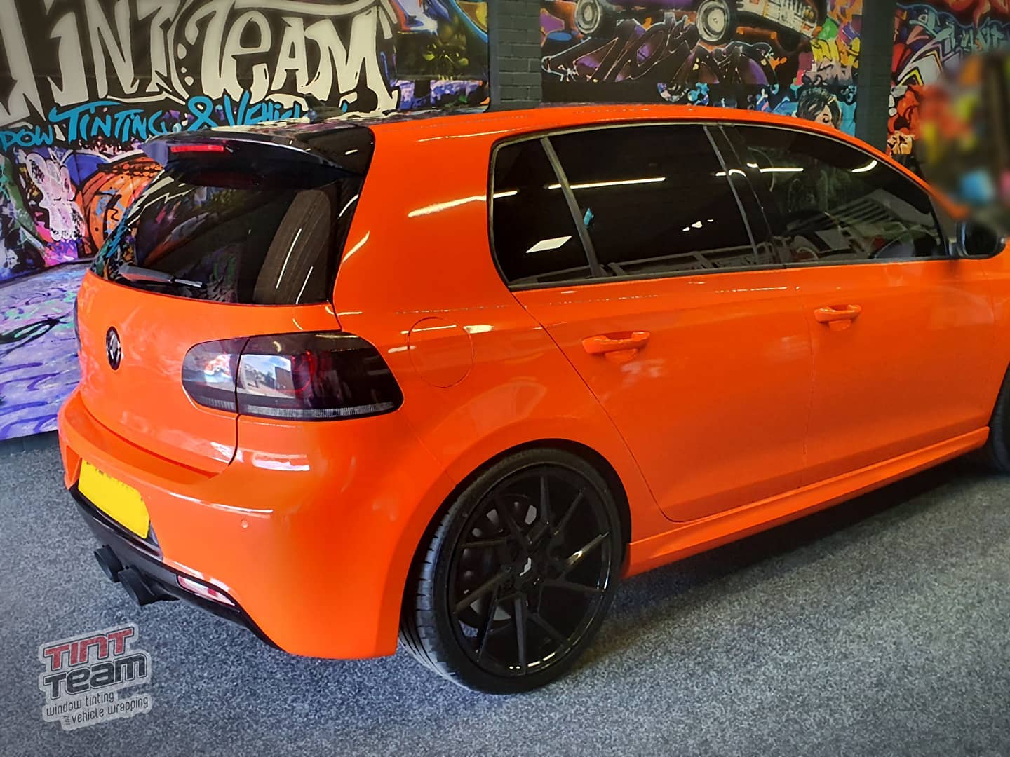 🔥🔥🔥Volkswagen Golf R Gloss orange wrap with gloss black details also ...