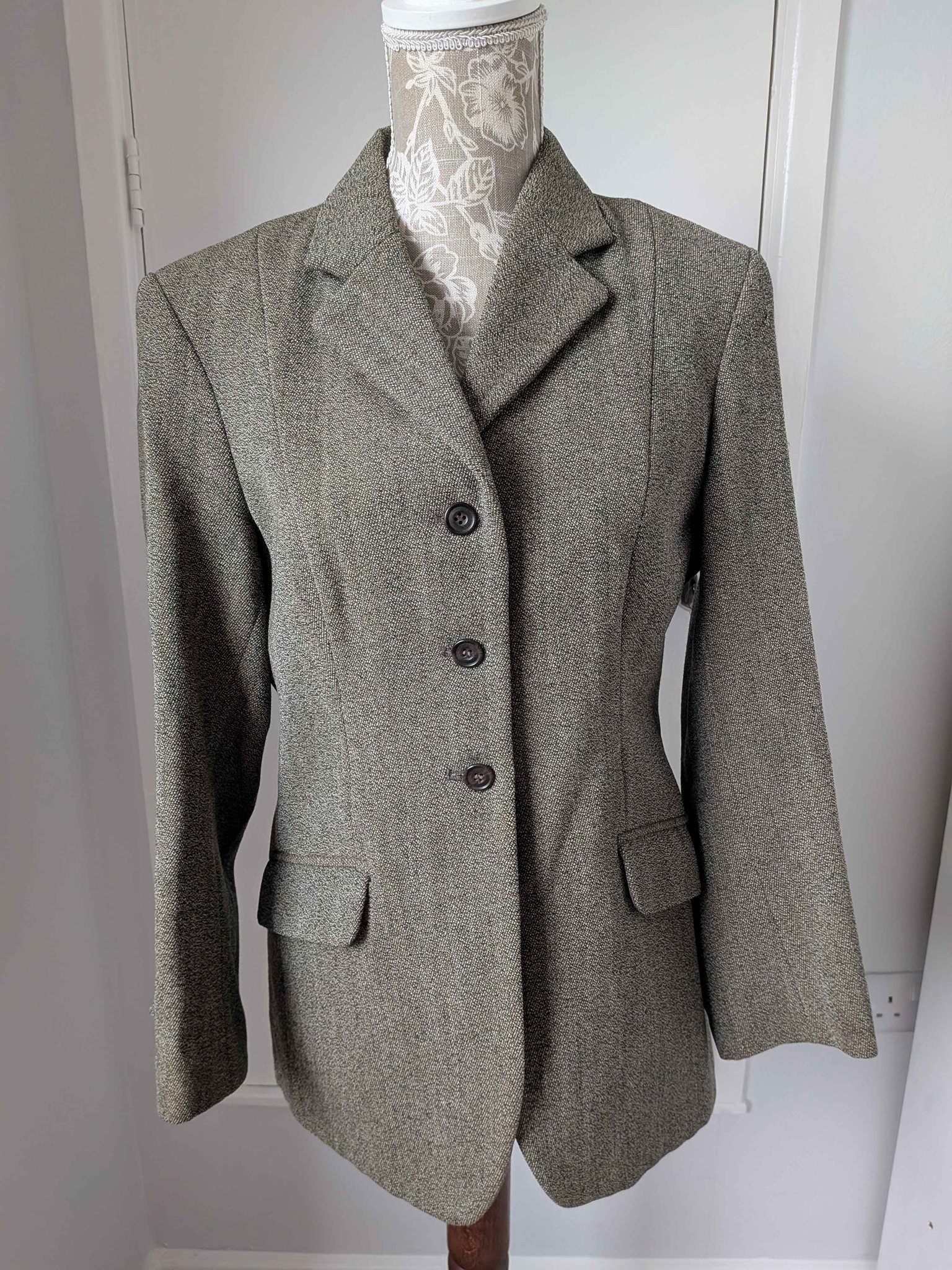 Lovely green traditional keepers Tweed jacket. Lovely condition 