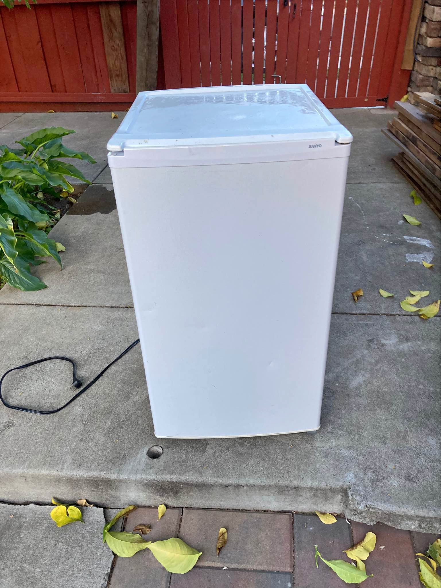 バークレーで販売中の小型冷蔵庫 | Facebook Marketplace