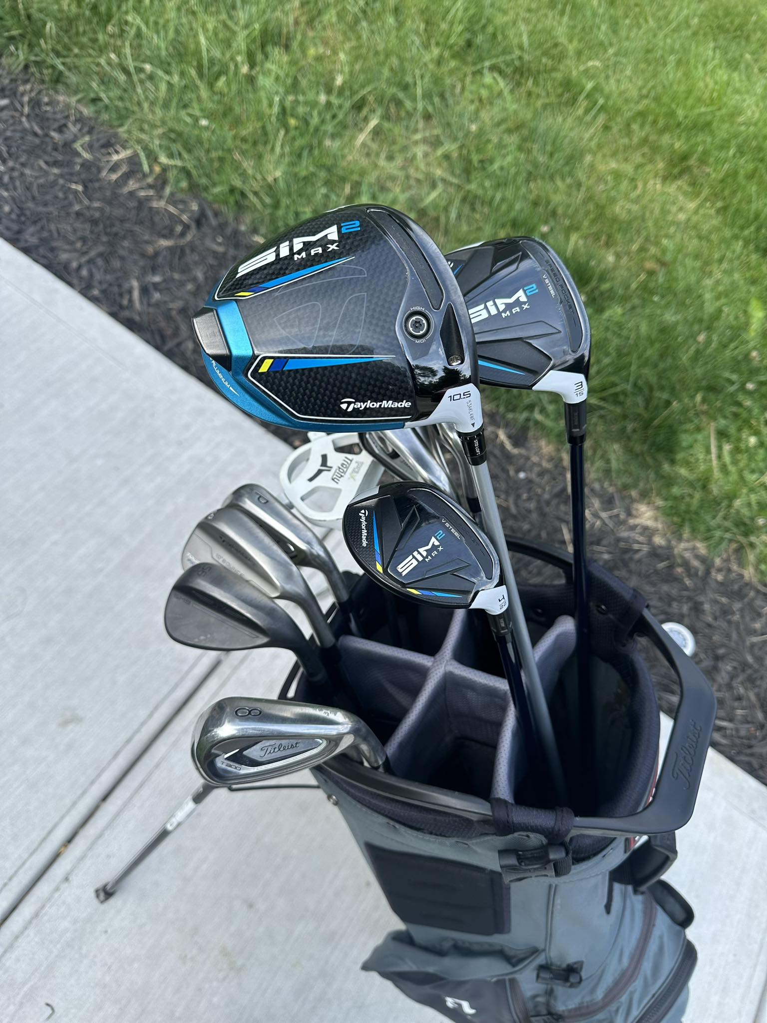 Golfer's bag with Taylormade SIM 2 Max and Titleist Vokey