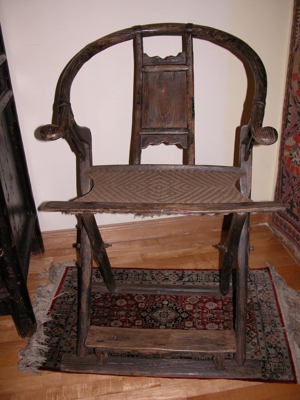 Zhejiang Elmwood “Screen” Chairs (屏风椅 píng fēng yǐ). These