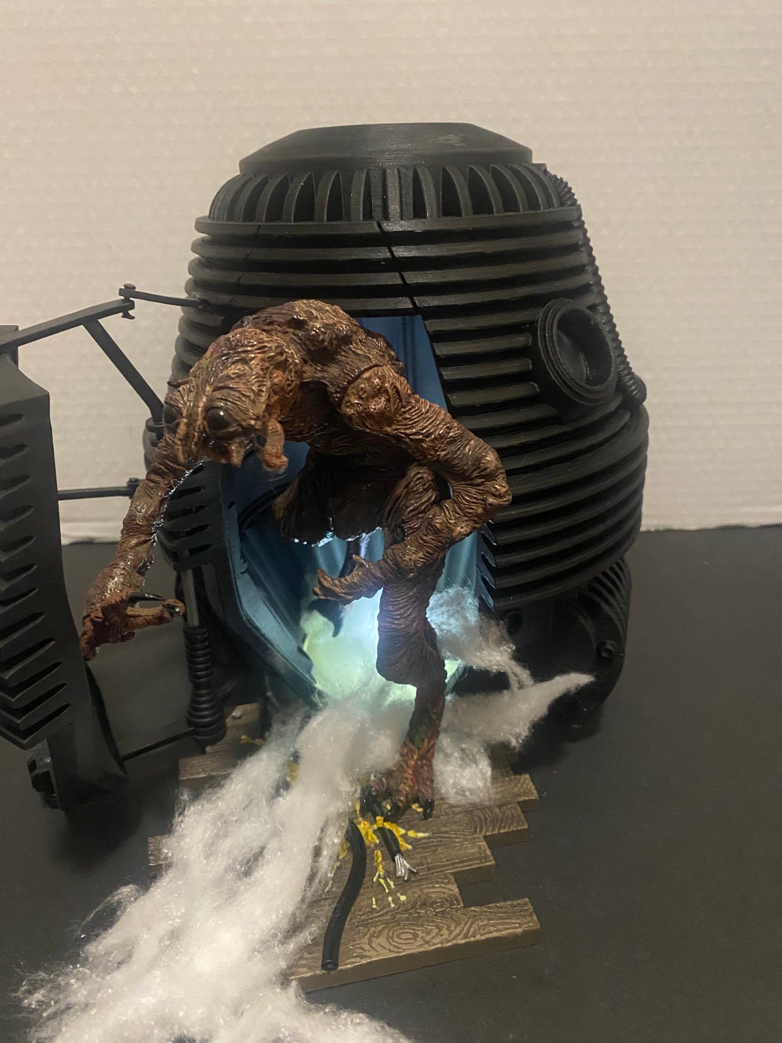 Custom fly pod for McFarlane Movie Maniacs Brundle Fly