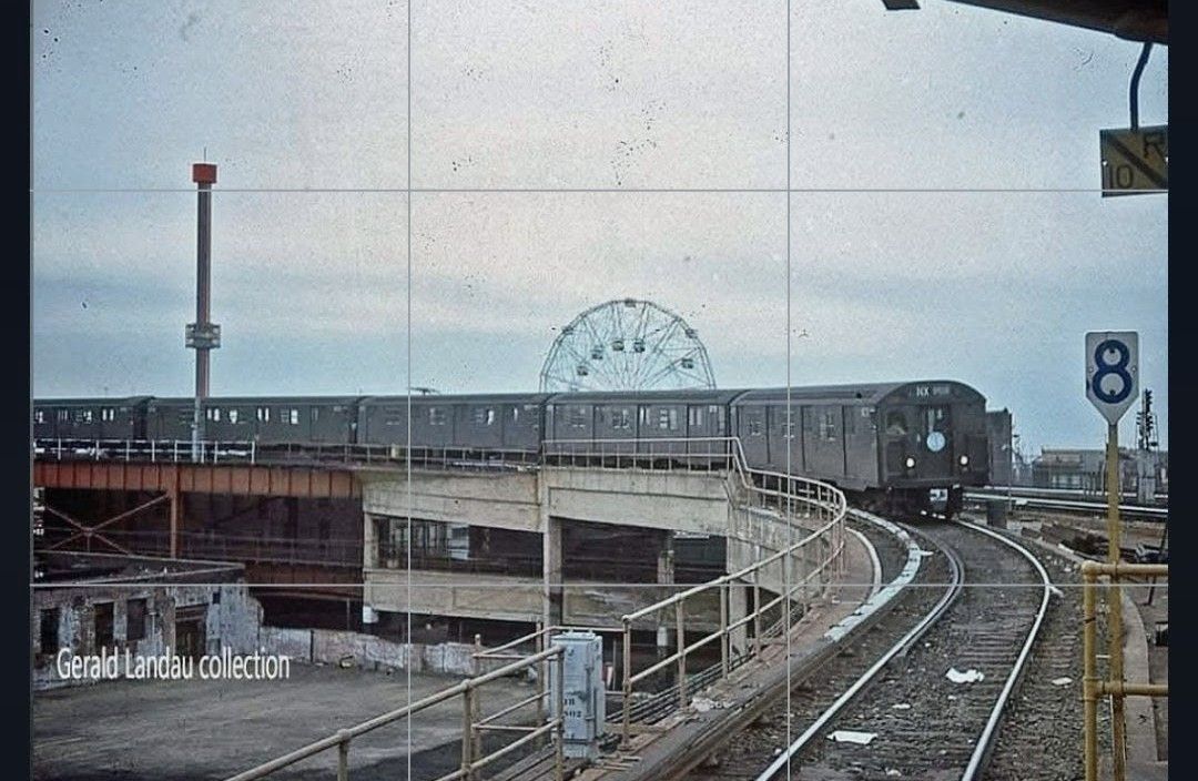 ルーニーページ Vintage R 27/30 series train in Brooklyn's Coney Island