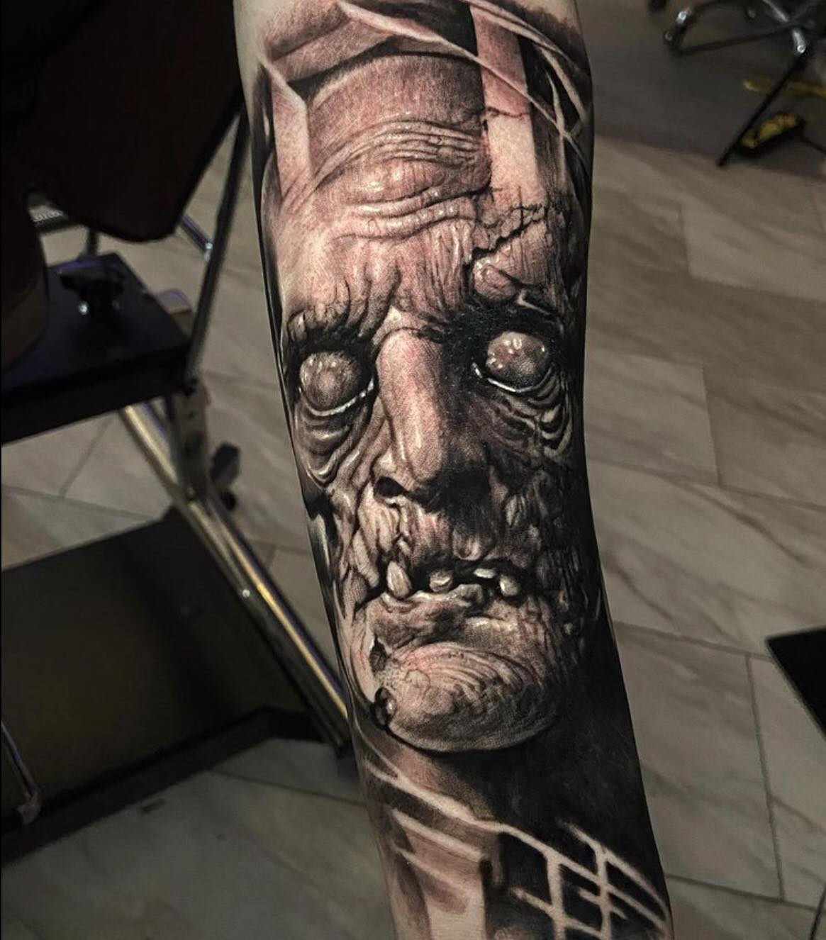 Crazy cool zombie piece done by Cesar, @tat2va