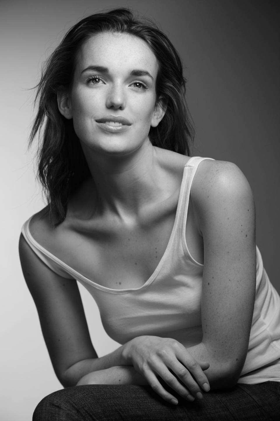Elizabeth Henstridge Sexy Celebs Daily Facebook