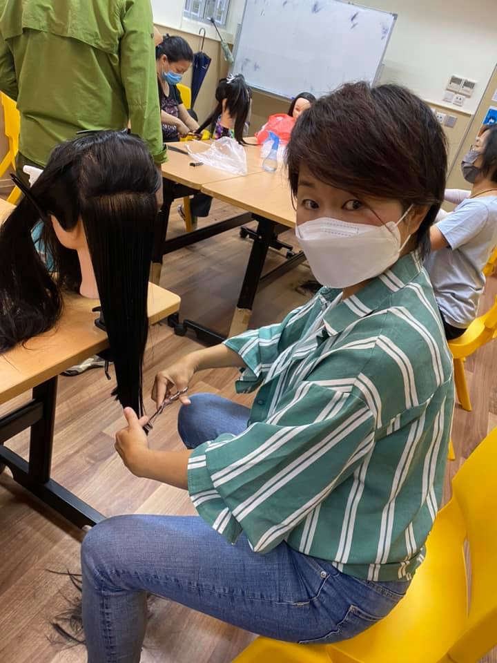 學剪頭髮💇 😱😱竟然有我份 為9月底開始的老人👵🏻🧓🏻服侍作準備... - 六個小孩的媽媽 Six Kids Mama