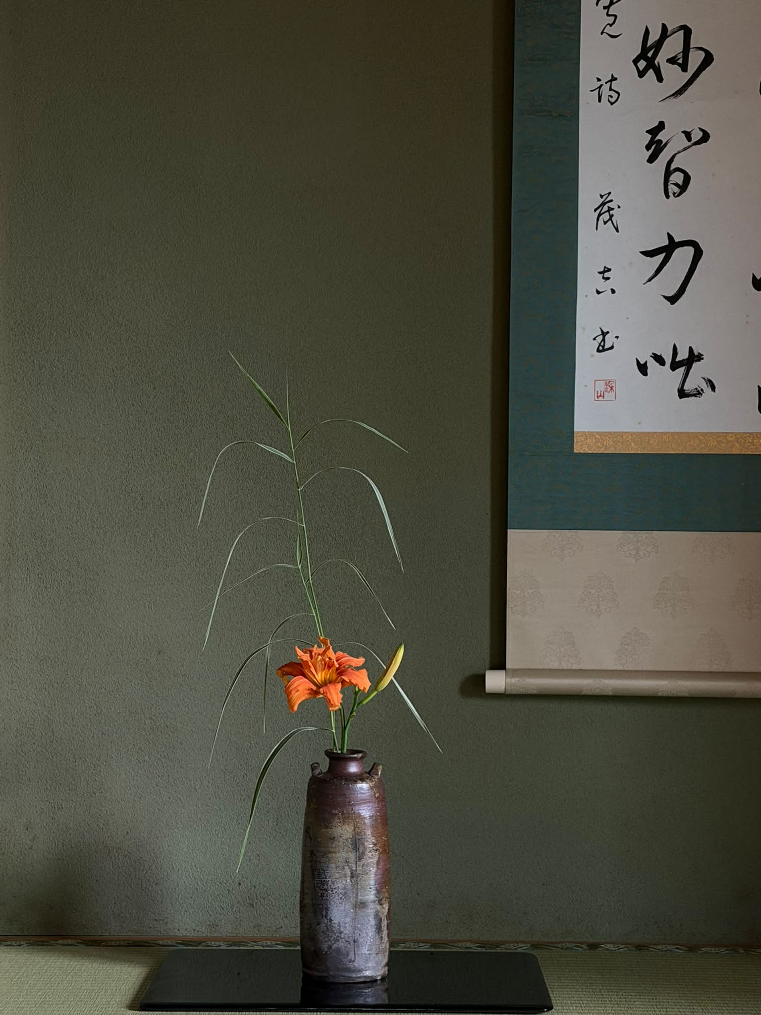 茶花を生ける」 花 射干 (しゃが) 一輪挿し カガミクリスタル (日本)