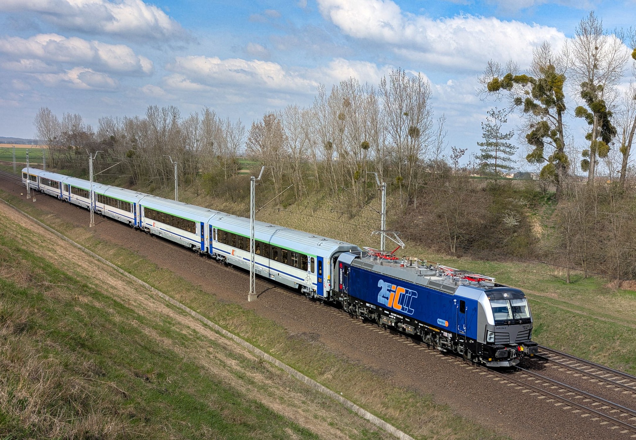 EIC 6102 train with Vectron 6193-573 locomotive