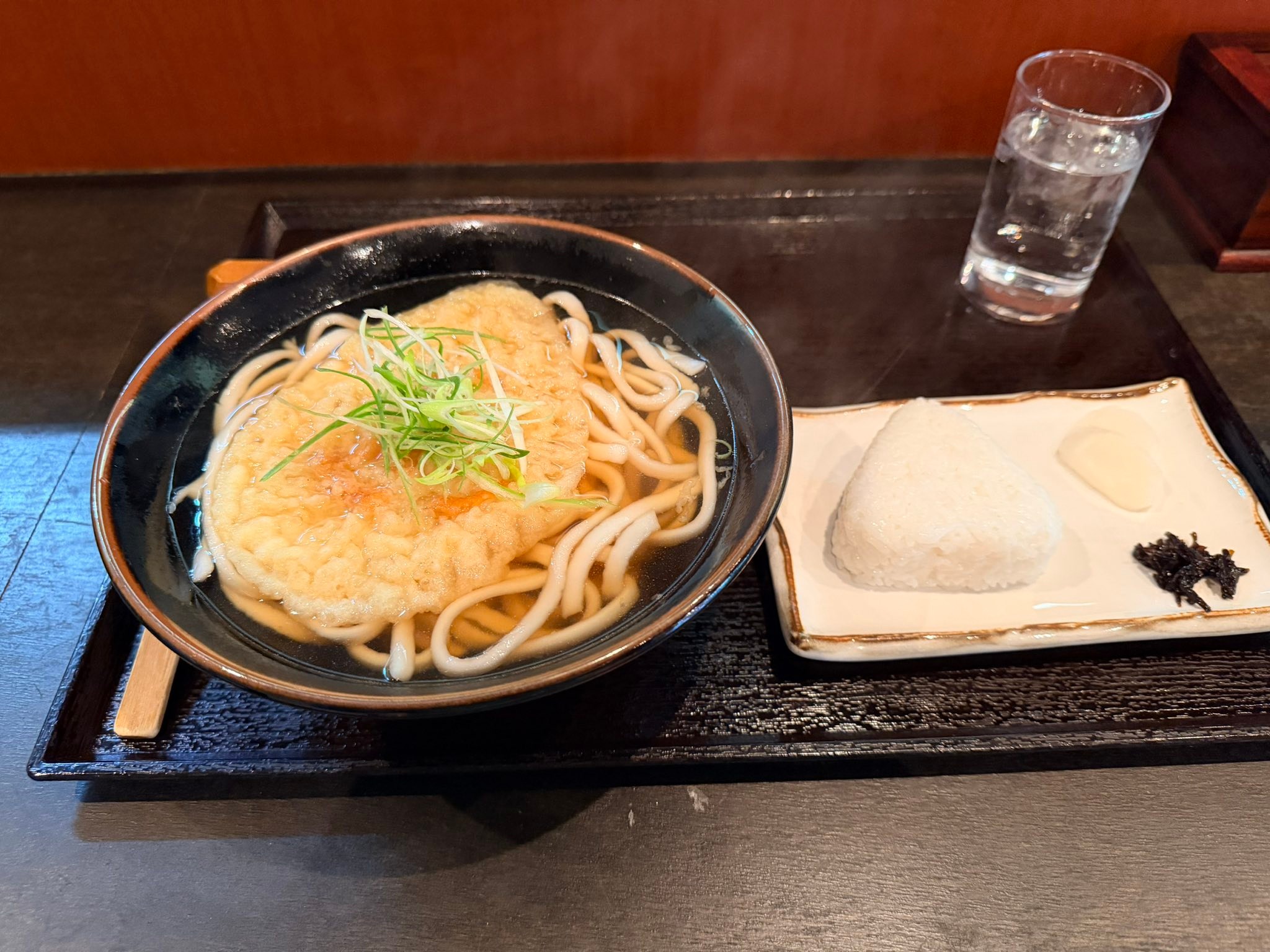 阪神西宮駅前 おか田 天ぷらうどん おにぎりセット（650円） 関西の
