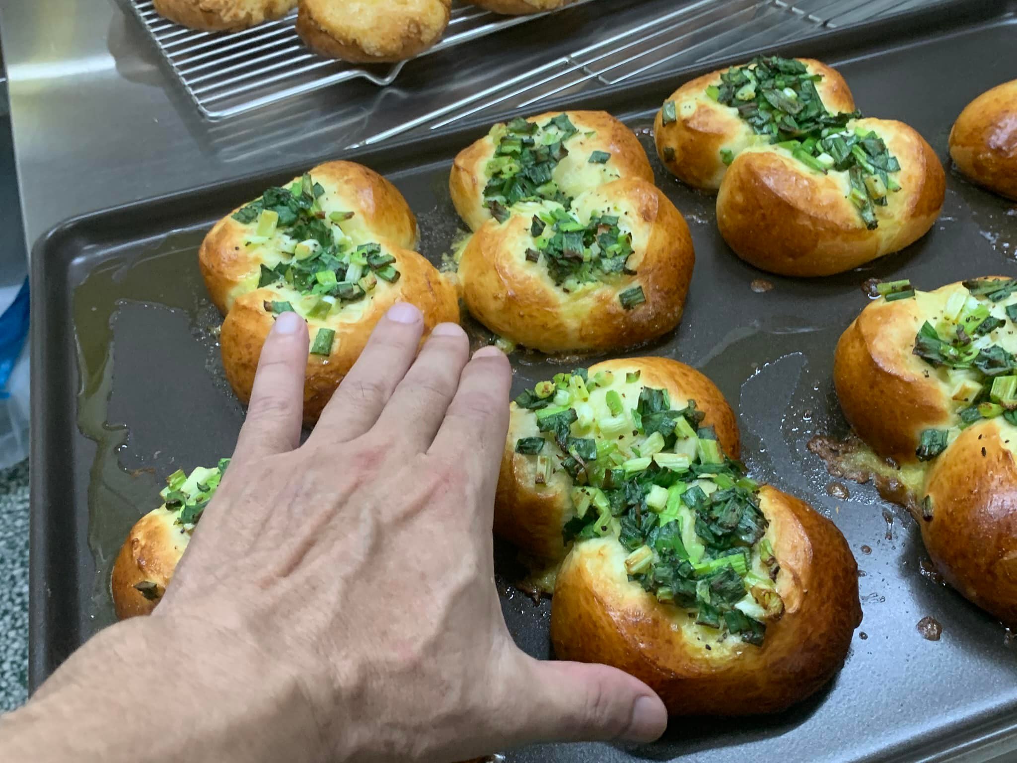 Mingchieh Sun - 䓤 很貴 但還是衝一下 有膽有識 有䓤 （勇氣） 有菠蘿 （旺） 還有 酥（書） | Facebook
