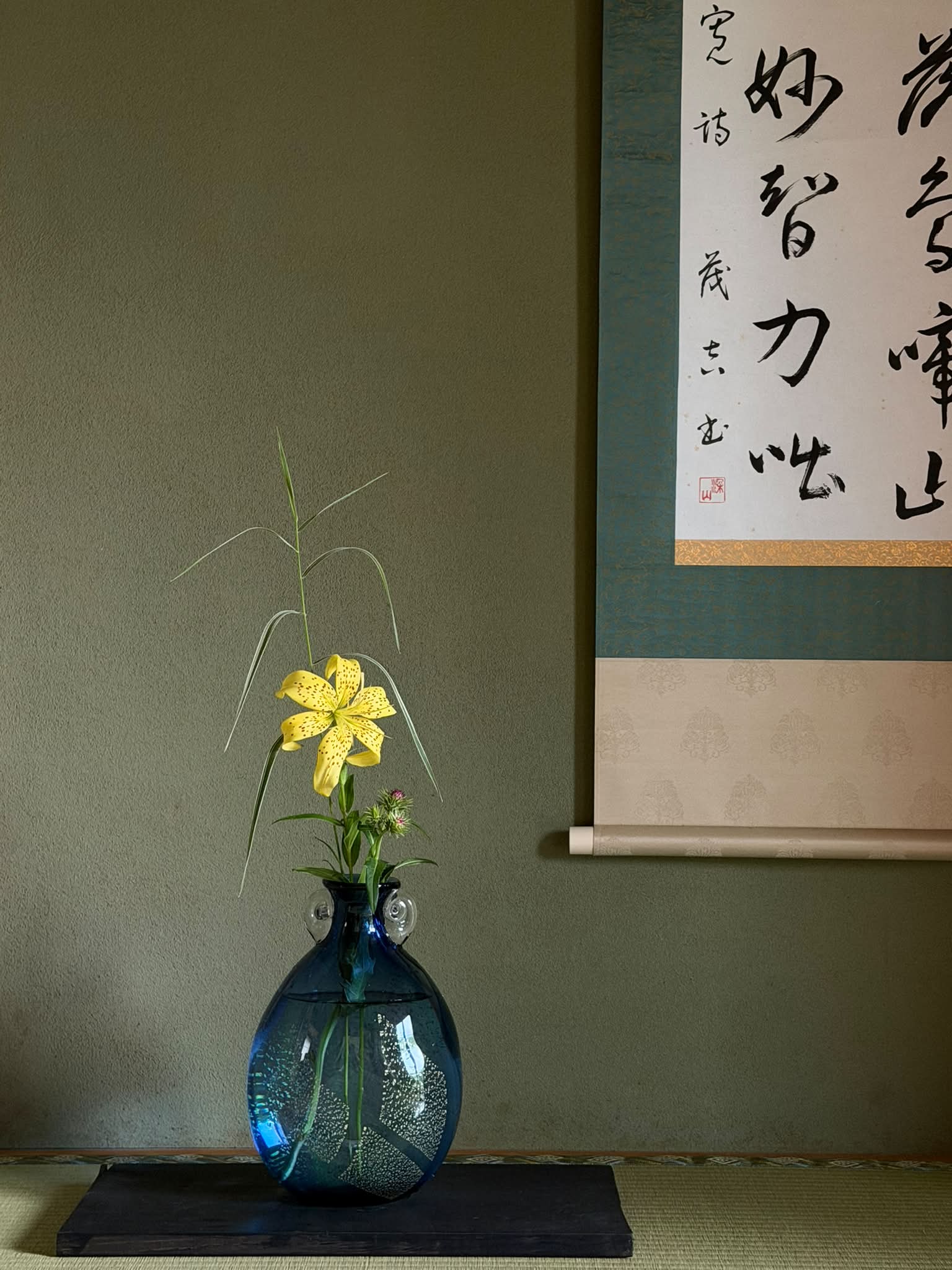 茶花を生ける」 花 射干 (しゃが) 一輪挿し カガミクリスタル (日本)