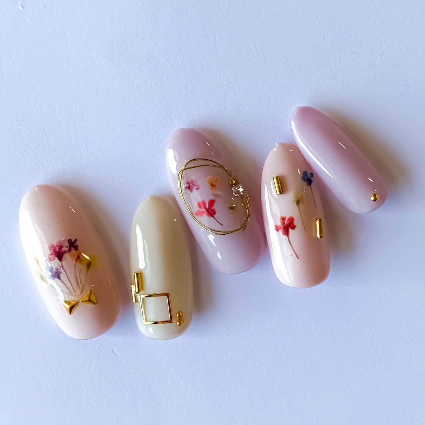 Groovy Nail グルービーネイル 秋ネイルにやりたいフラワーネイル ドライフラワーで作ったブーケが可愛いデザインです ワイヤーやスタッズで更におしゃれ感を 色合いも可愛いーー Nail Gelnail Nailart ネイル ジェルネイル ネイルアート