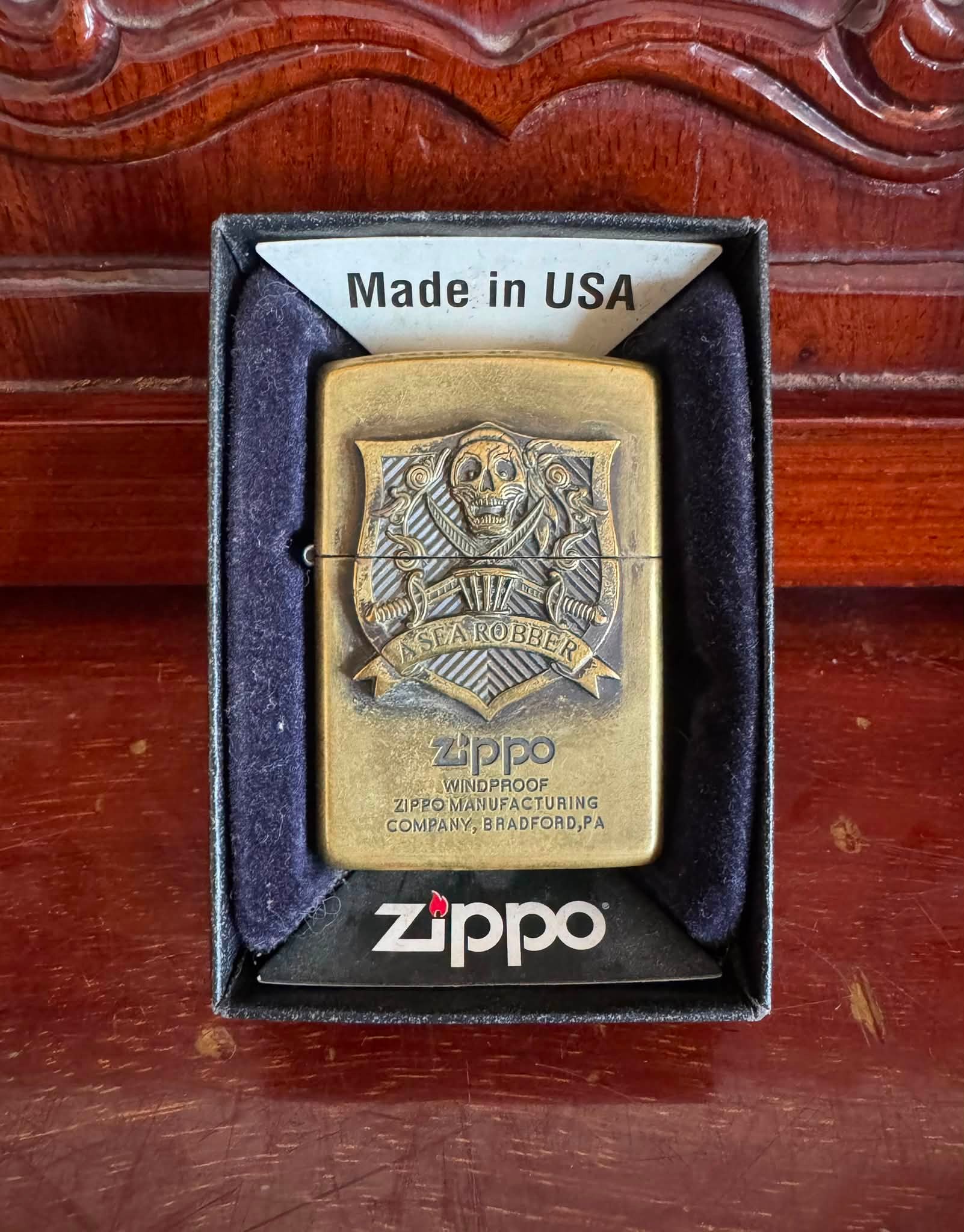 Zippo XI dòng Antique brass, chủ đề cướp biển, Emblem zin, ruột 