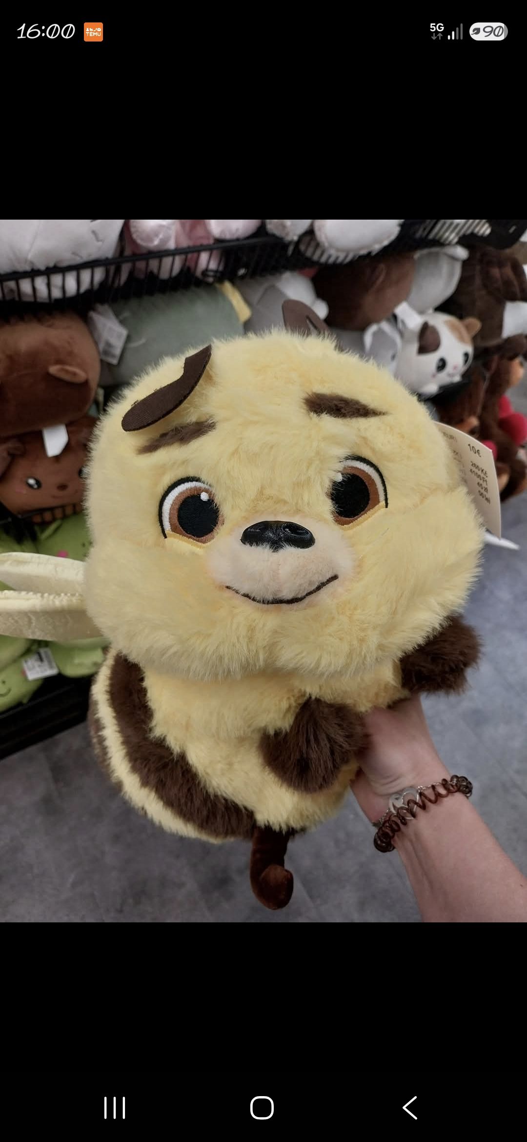 Hallo ihr lieben, Gibt es bei euch im Tedi noch die süße Biene? Bei uns leider nicht würde mich riesig freuen wenn sie jemand für mich kaufen könnte natürlich übernehme ich die
