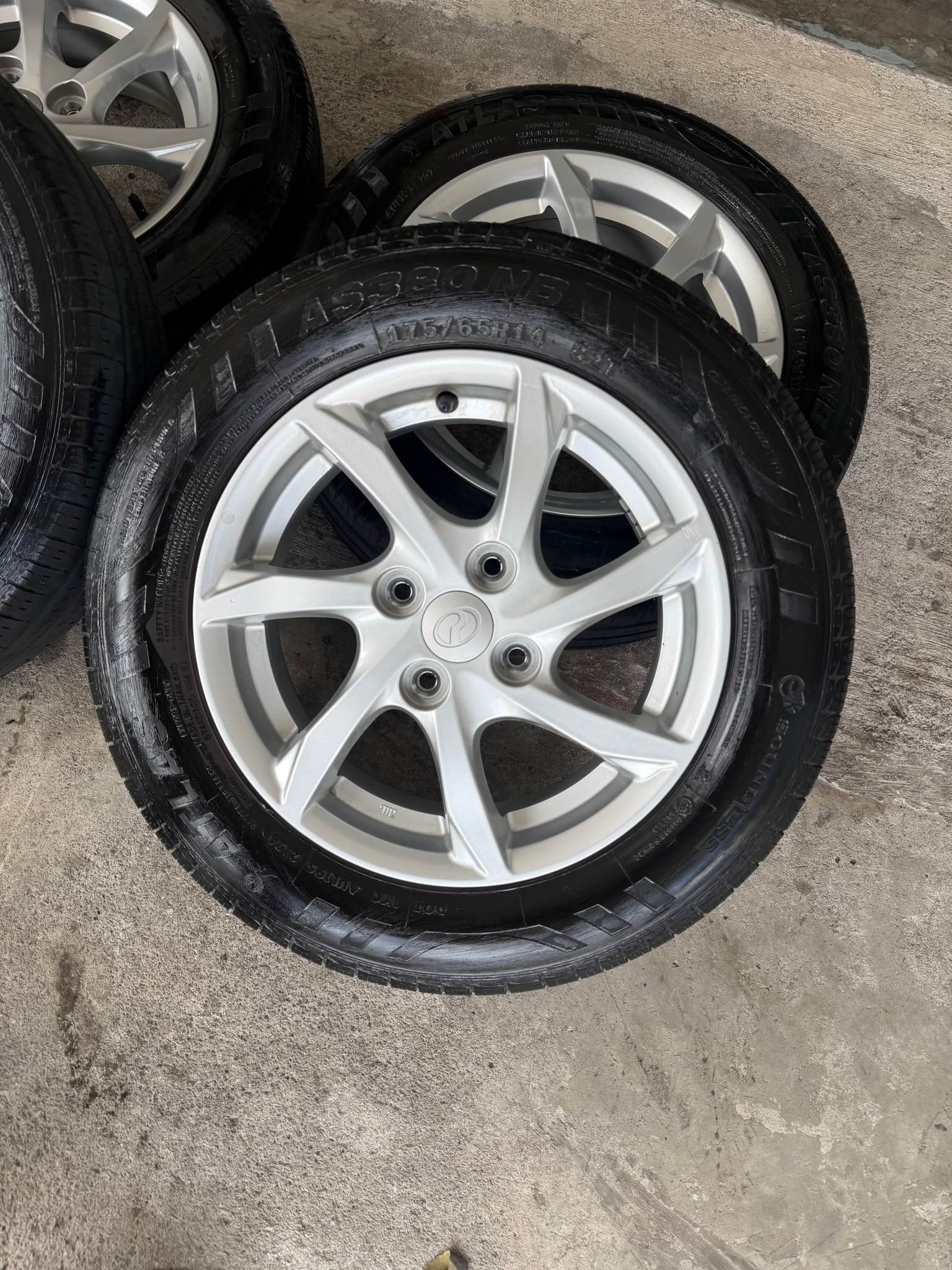 Rim original axia bezza 14 inch like new tayar 80% tahun 2024 - Car ...