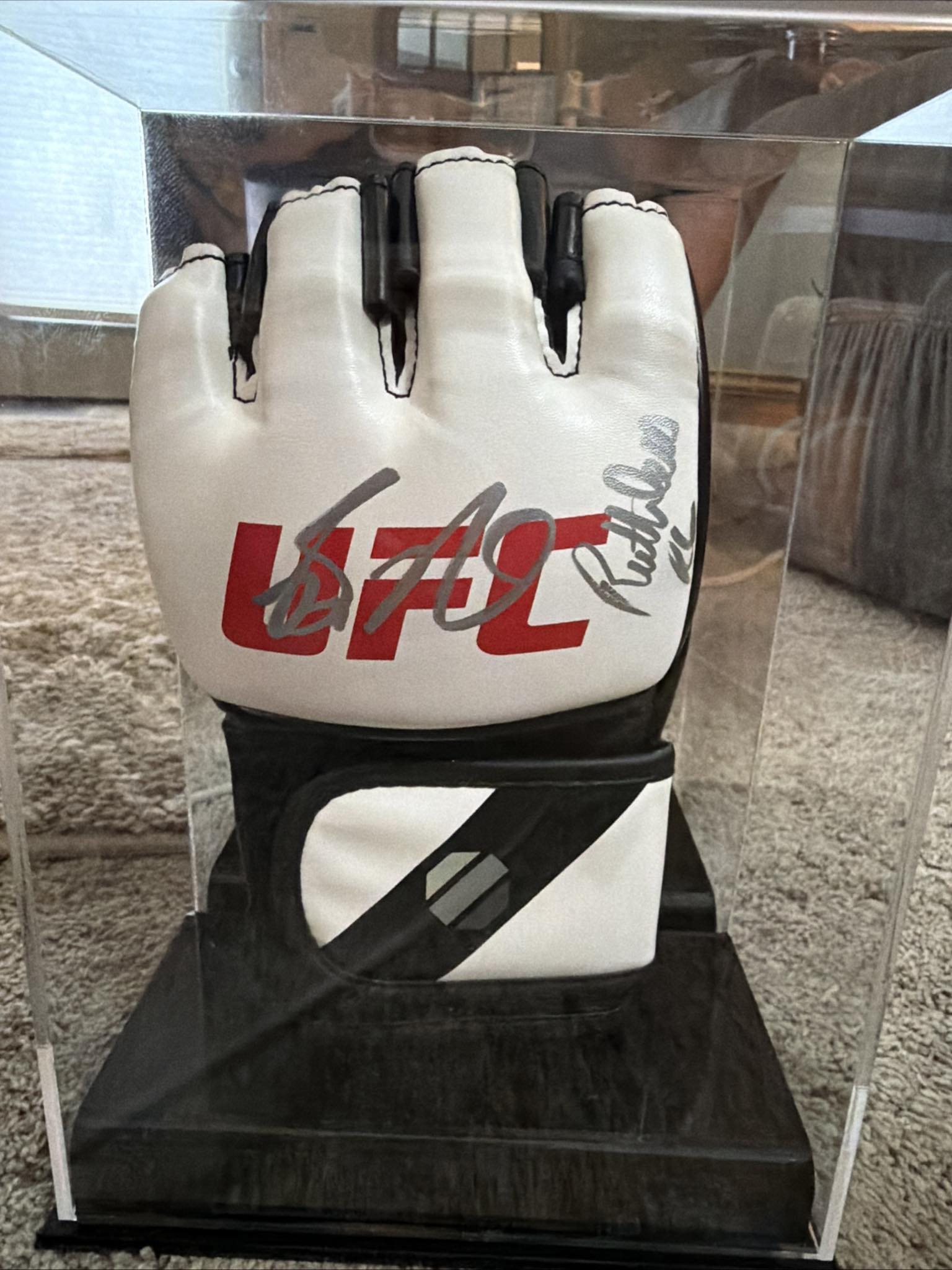 Who signed this UFC glove besides Robbie Lawler?