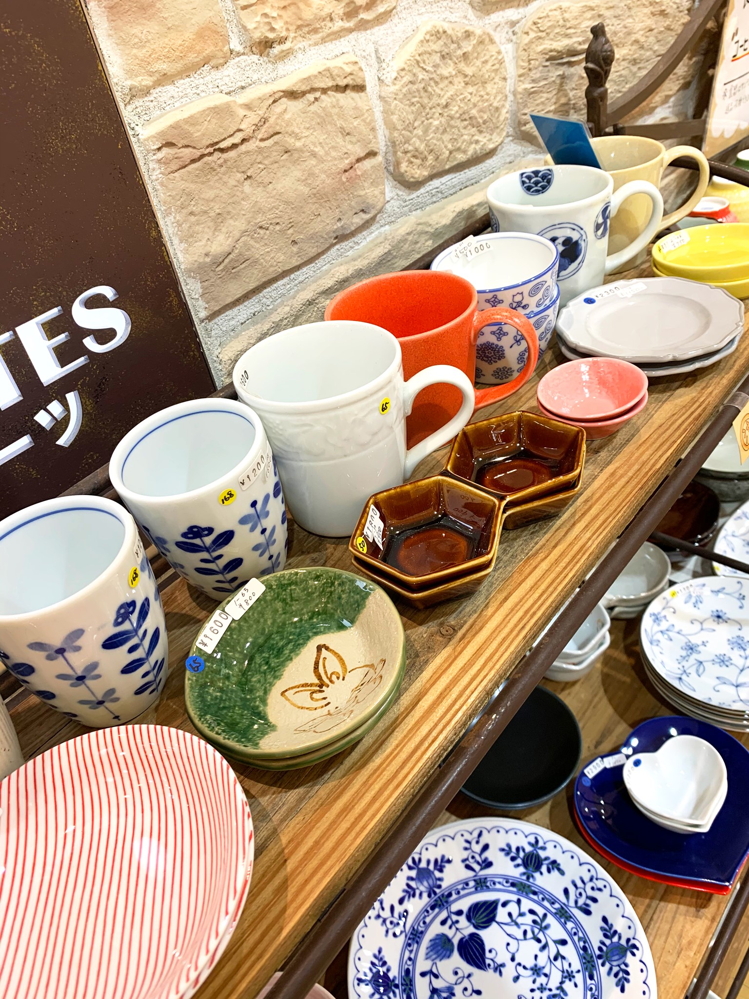 和食器・洋食器の販売も行う、2階の「CAFE LINER NOTES」に気軽で