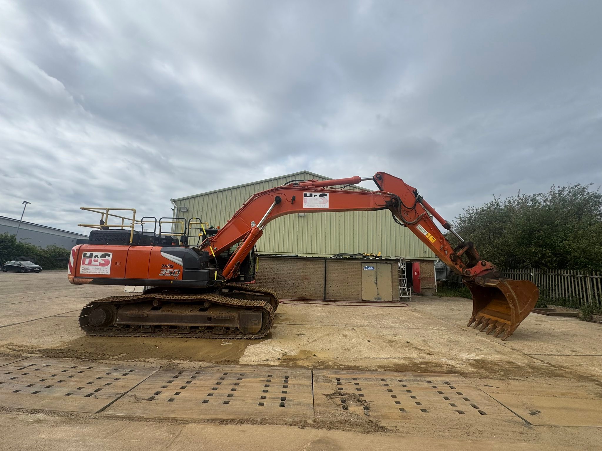 🚀 Meet the ZX375USLC-7, our biggest short‑tail swing excavator