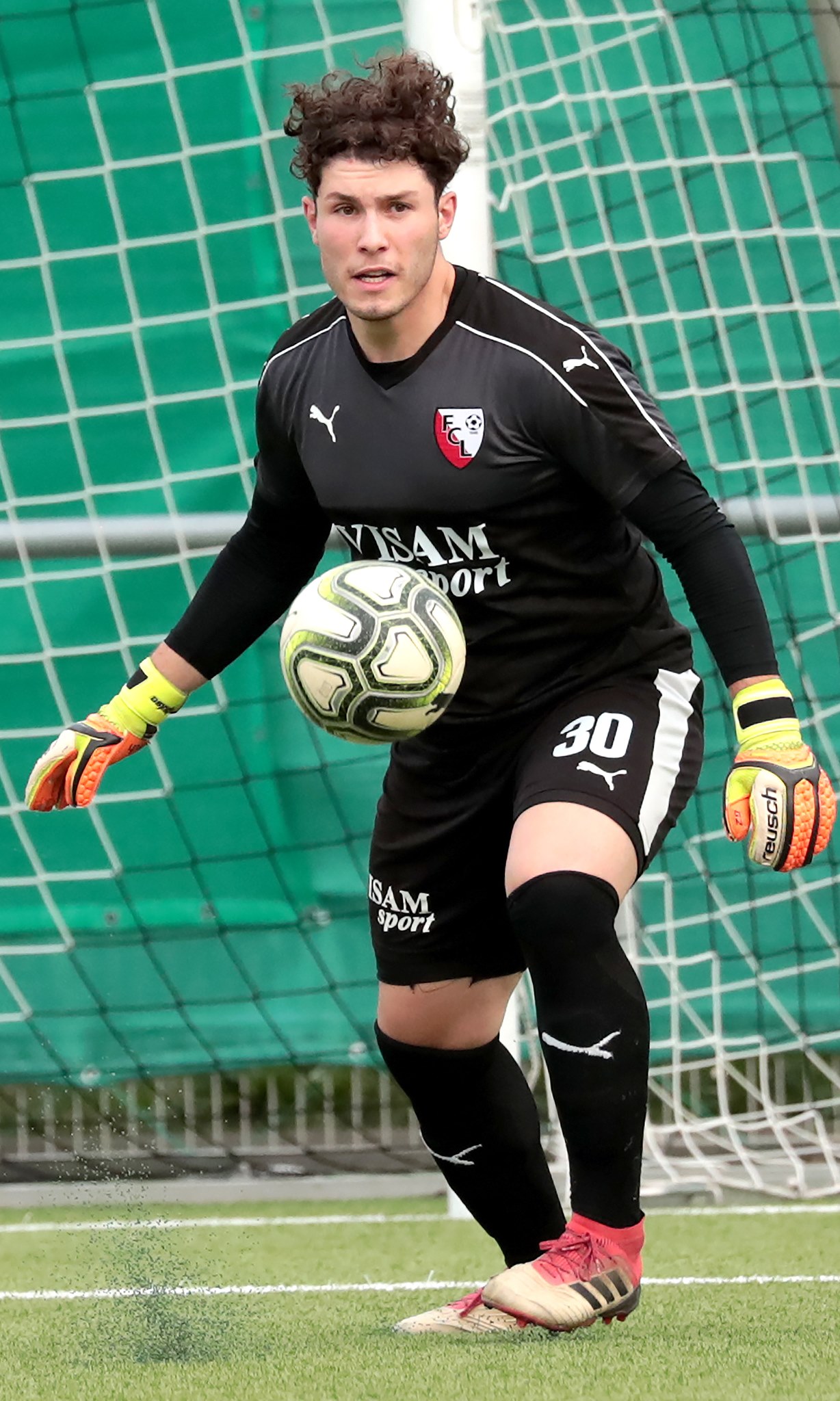 Eh-Presse - Mark Riccio behält den Ball weiter im Auge. Fotos ...