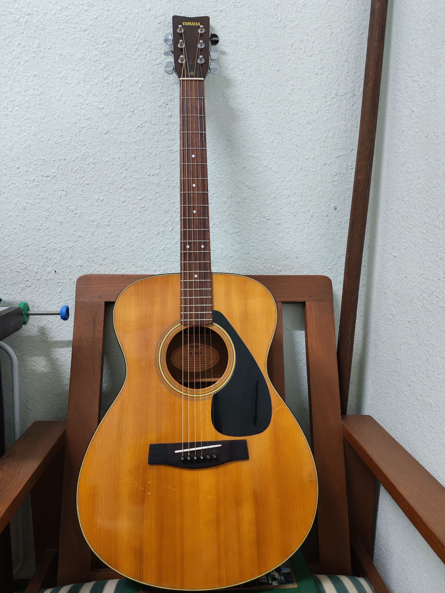 What are the details of the Yamaha FG-152B guitar?