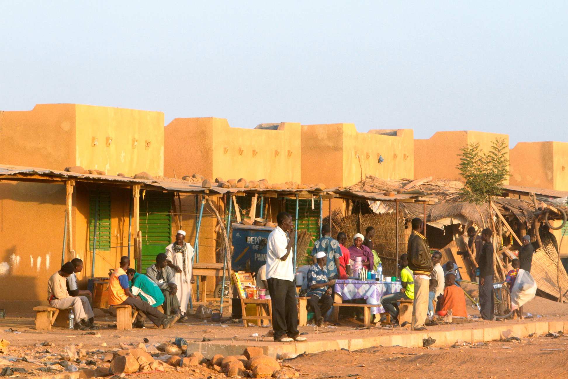 village-relocalis-d-essakane-site-iamgold-essakane-sa-facebook