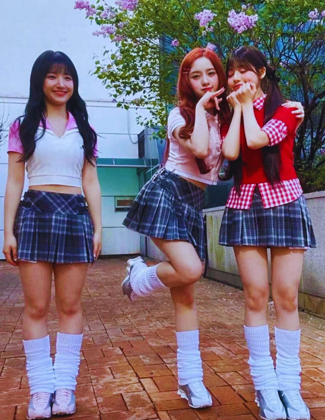 three girls greet you 😍konnichiwa✌🇯🇵