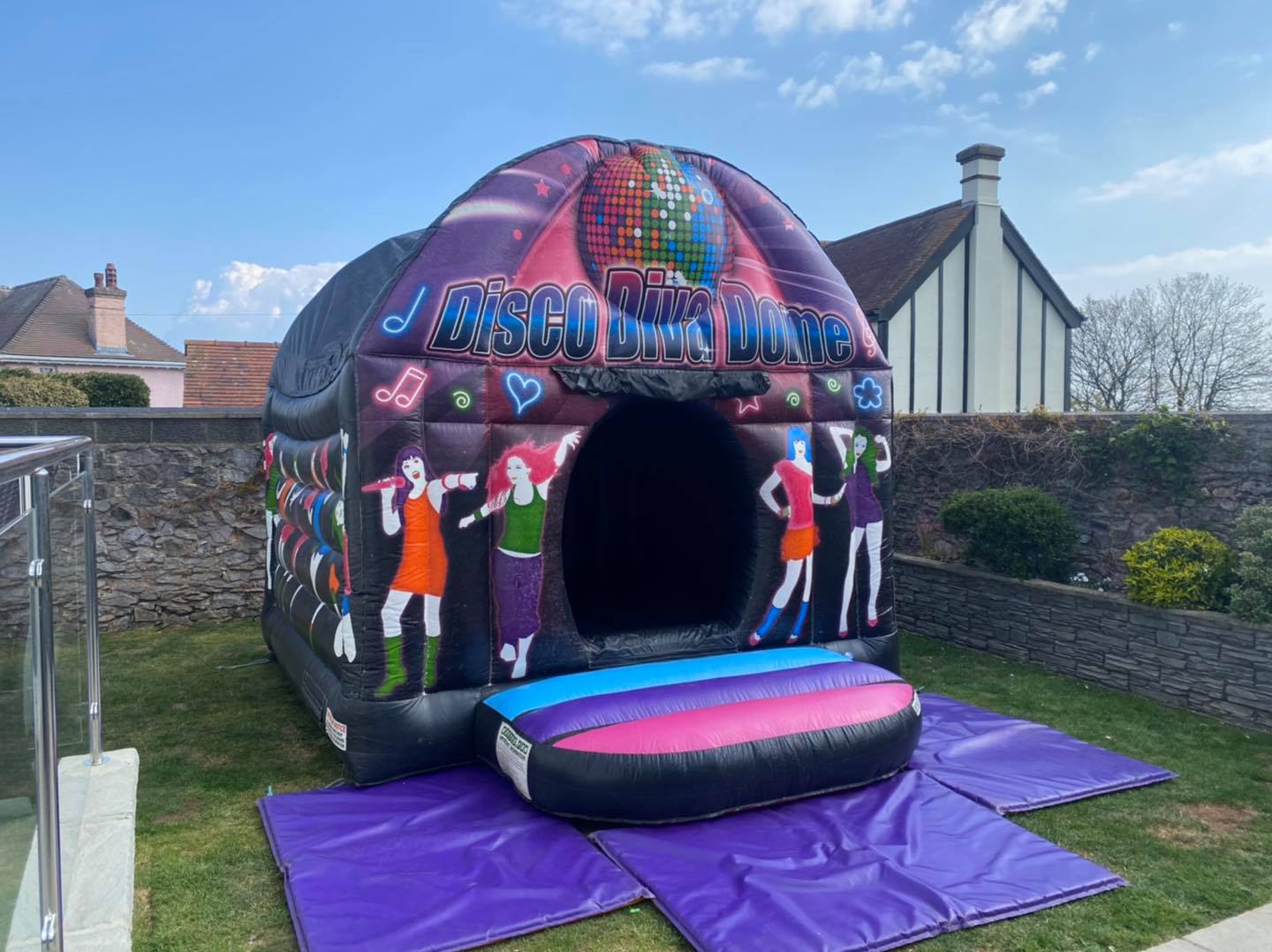 Mane Events - 🎶 💃 🌟 Start the weekend right with our disco...