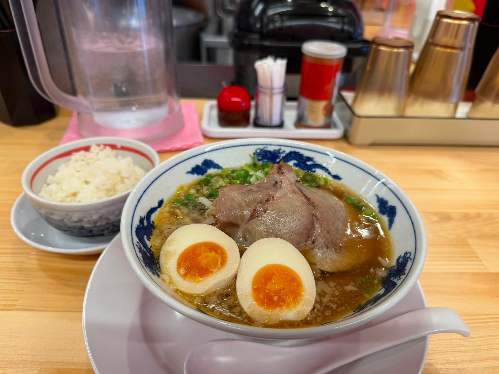 今日は、贅沢にチャーシュー、煮卵トッピングで彩華ラーメンいただきます。