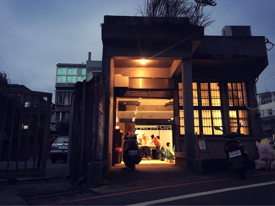 街角巷弄 - 賞螢之餘，在三芝街角巷弄中也有一處值得停下腳步的美好夜景～ 這裡有人與人之間的溫暖，...