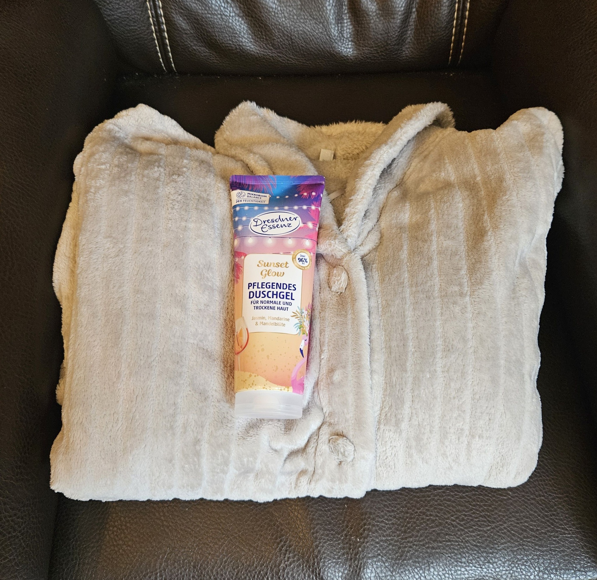 Ich möchte diesen kuscheligen Bademantel in Größe 48/50 mit Duschgel verschenken. Vielleicht fährt jemand demnächst zur Reha oder für einen gemütlichen Abend zu Hause. Der Versand müsste übernommen werden. Viel Spaß!🍀🍀🍀