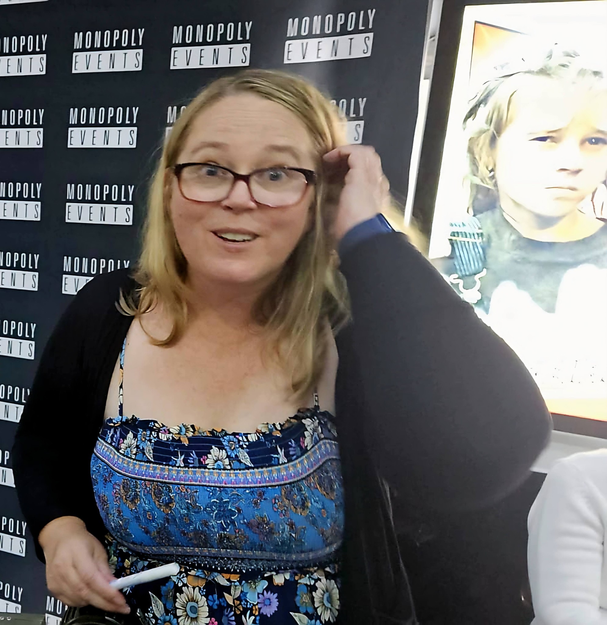 Carrie Henn 'Newt' signs pulse rifle at Manchester Comic Con