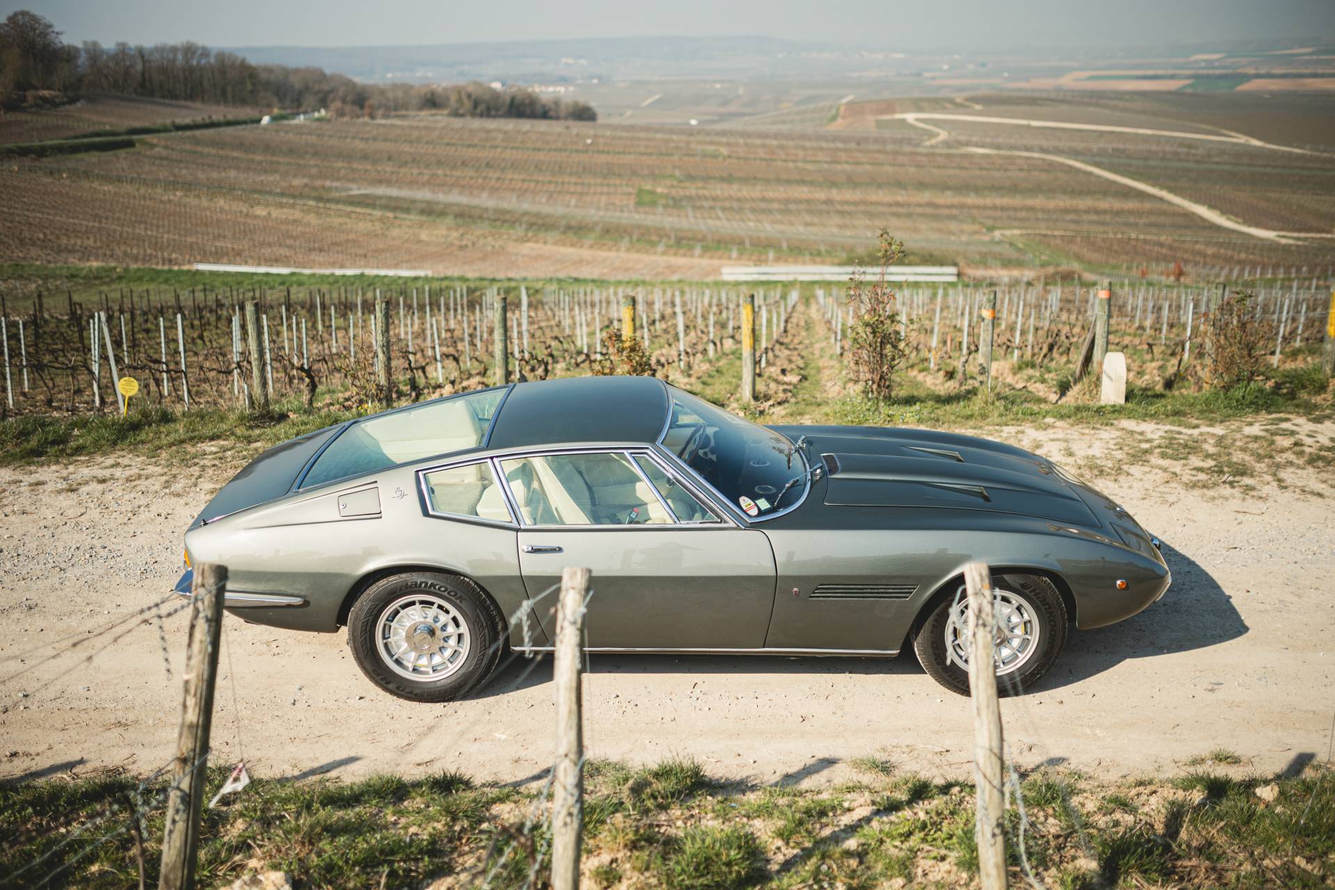 Italian 70s. A flat structure, a long engine hood and a striking