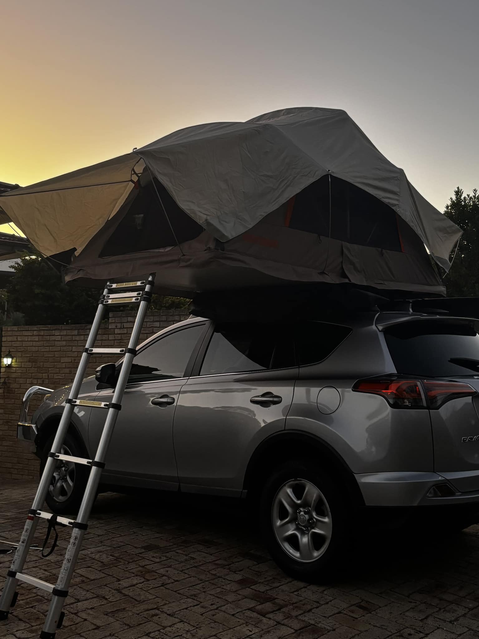 skandika zelt 4 personen Tunnelzelt Gotland Sleeper Protect | Camping für 4 Personen, eingenähter Zeltboden, mit dunkler Schlafkabine schwarz beschichtet, Wassersäule 5000mm length-60 Wandhalterung:ohne Wandhalterung 5'x5' Canvas Tarp 21
