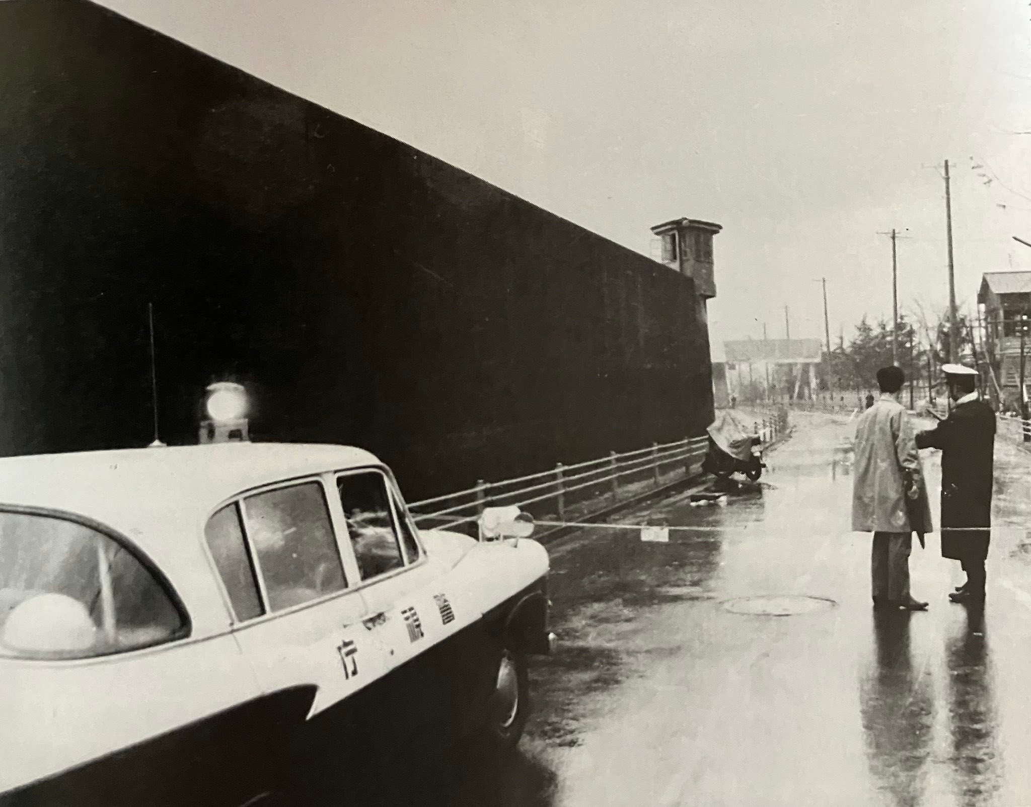 1968年、東京都府中で起きた三億円事件のモンタージュ写真と事件現場。