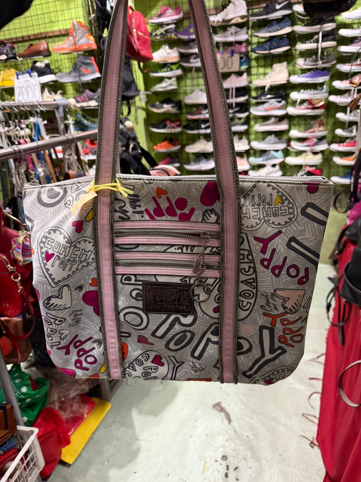 Baka may looking po? Coach Poppy Grafitti Heart Glam Tote Bag