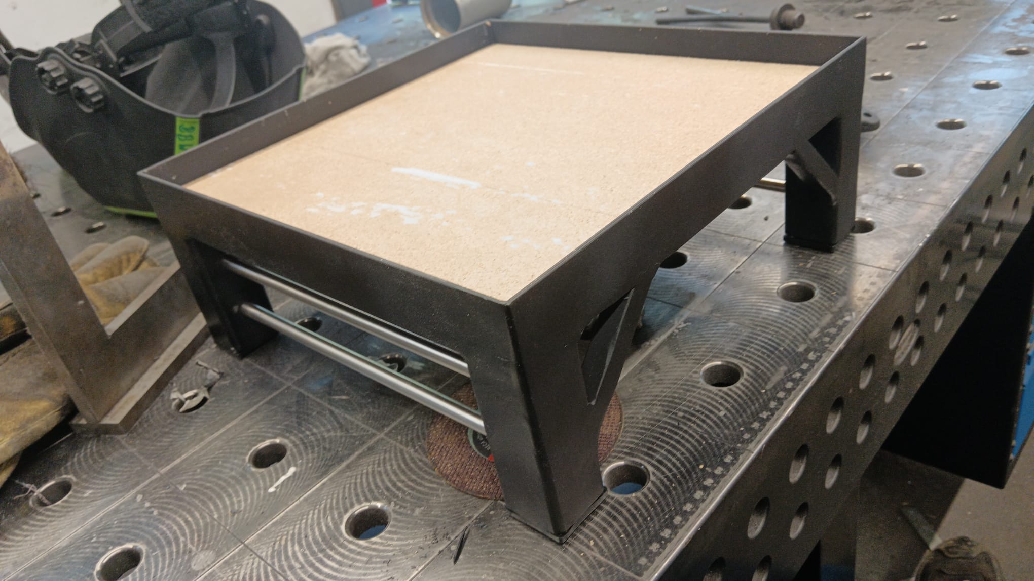Selbstgebauter Metaltisch Die spannplatte wird durch eine aluminiumplatte ersetzt