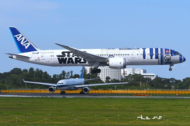 ANA Boeing 787-9 Dreamliner R2-D2 model in 1:400 scale