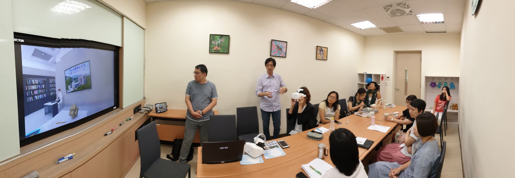 【用VR 學華語】 學習語言時，口語的部分時常沒有練習的對象。現在透過虛擬實境(VR)，讓學習者身歷其境，可以選擇不同場景與角色進行練習。系統 ...