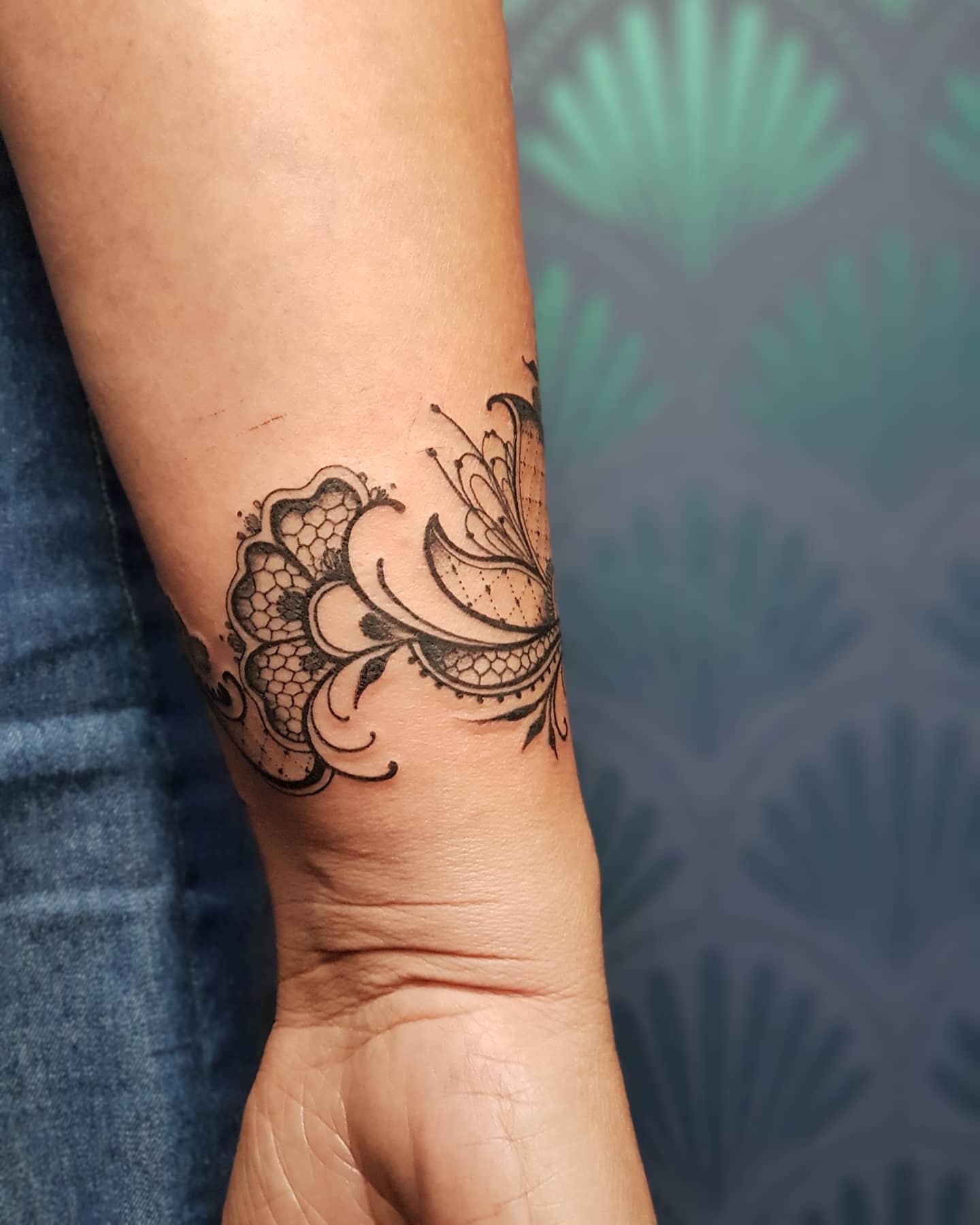 Tatouage Bras Femme Dentelle