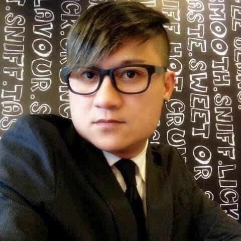 爆笑鐵支路此市集活躍在鐵路兩旁。鐵皮屋遮陽棚櫛比鱗次疊床架黑壓壓擠滿兩旁，菜販肉販么五喝六交易密集；火車要通過時必有3響鐘聲。初響：彷彿成功嶺 ...