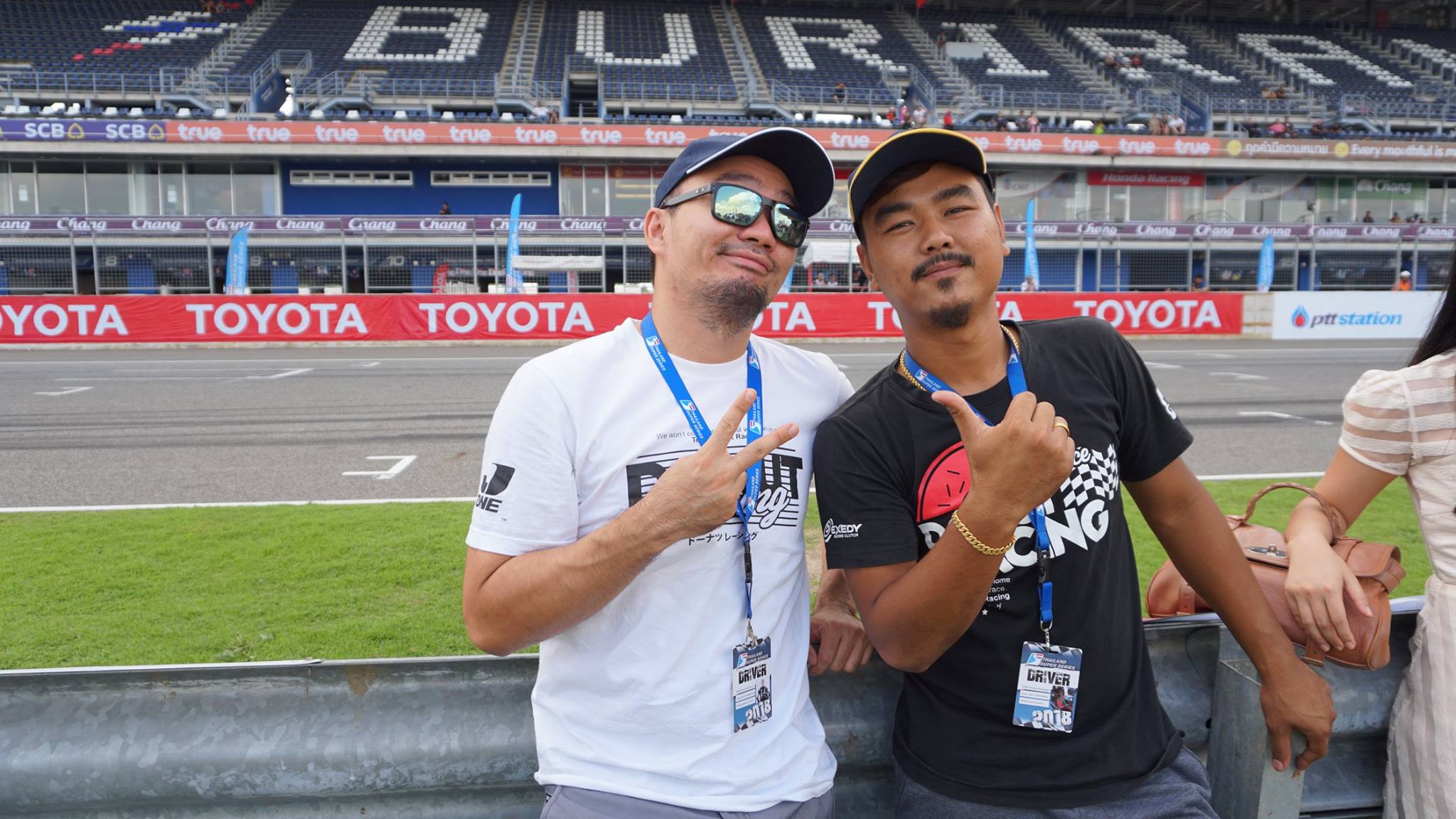 เบียร์ กับ พี 2 นักแข่งใน 5 คนของเรา... - Team Donut Racing | Facebook