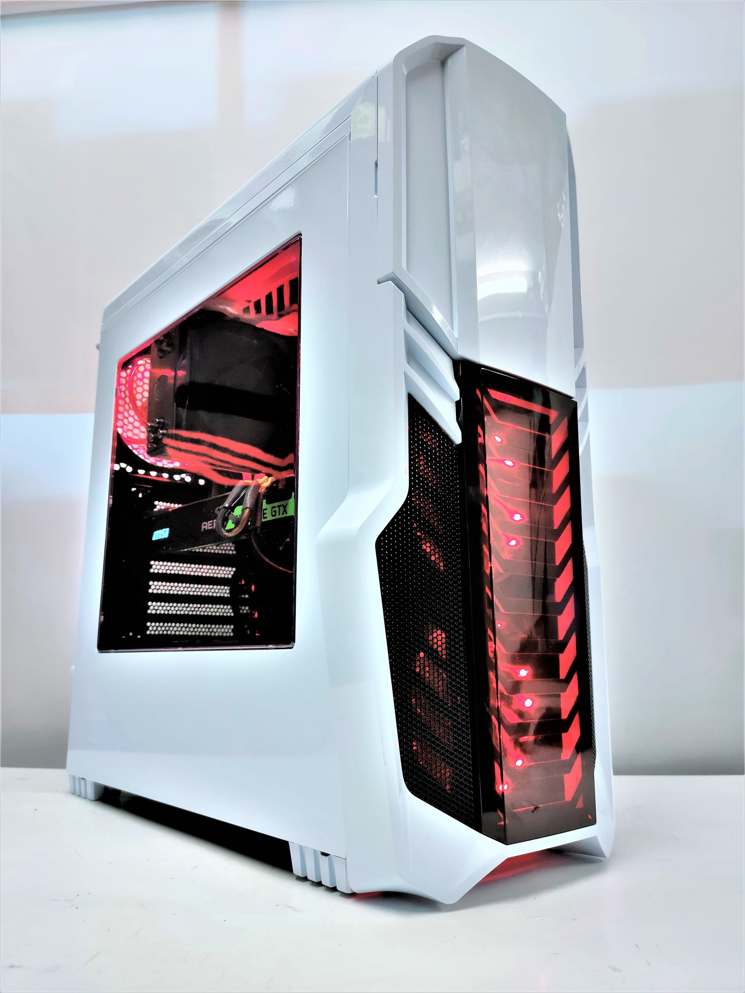What is a gaming PC with GeForce GTX 1080 Ti, i7 7700, and 16gb