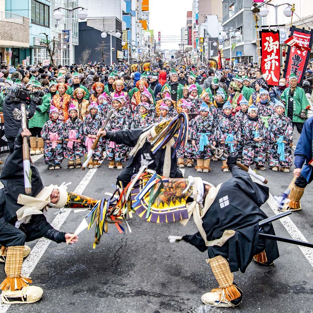 Visit はちのへ えんぶりフォトコン2020を開催します 八戸えんぶり写真コンテスト2019入賞作品をアップしております 写真 入選 えんぶり一斉摺り 撮影 佐藤 幸一様 本年のえんぶりフォトコンテストは Instagramを活用した内容で実施します あなたが