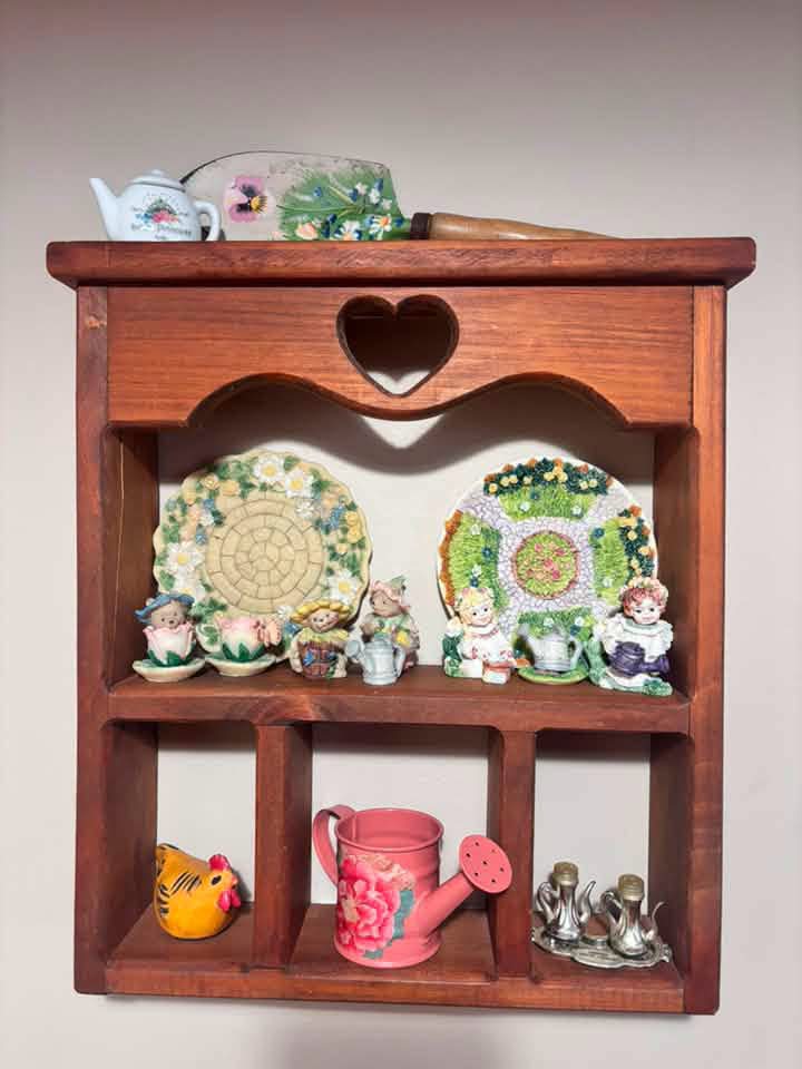 Wooden heart shelf - $30 + shipping 🩷 such a good piece!