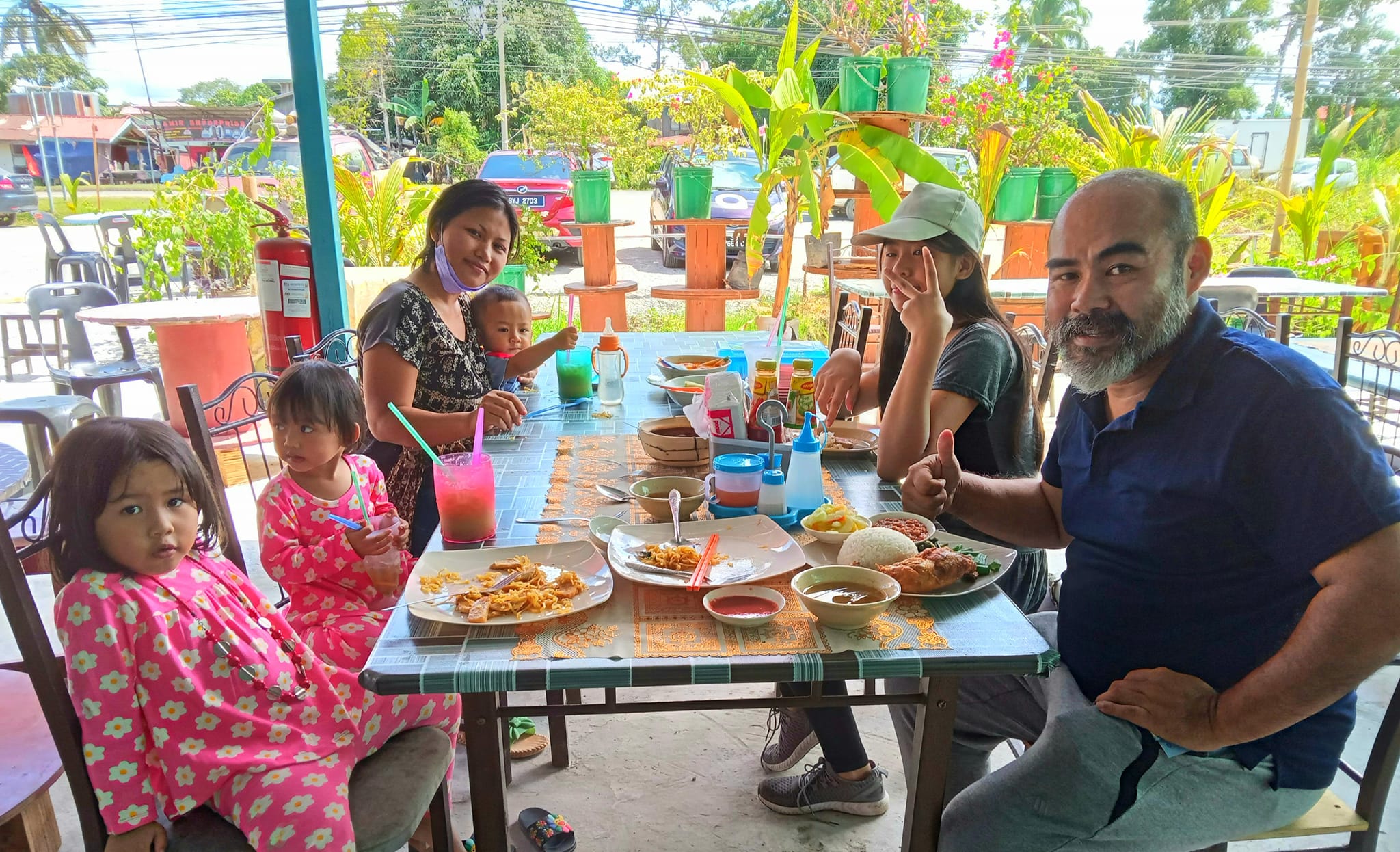 Kami makan lunch di BEH Food Centre... - Borneo Eco-house