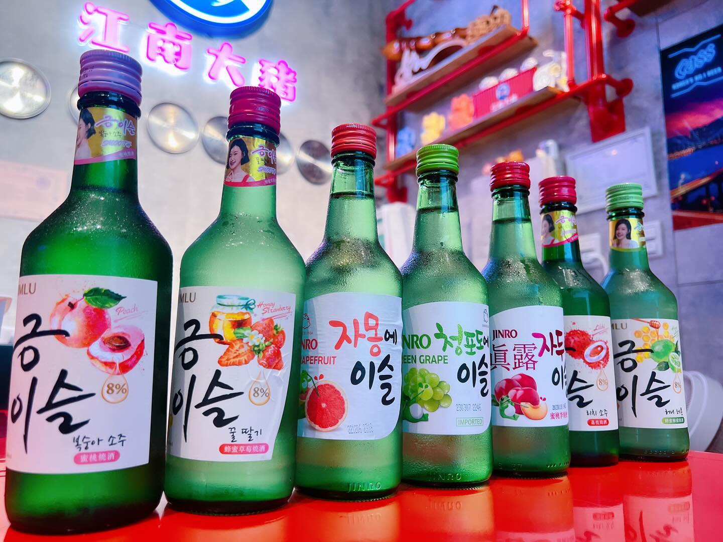 江南大豬韓式火烤吃到飽 - 酒杯碰碰～快樂翻倍！🎉 韓劇裡種草的韓國燒酒，聚會必備呀！...